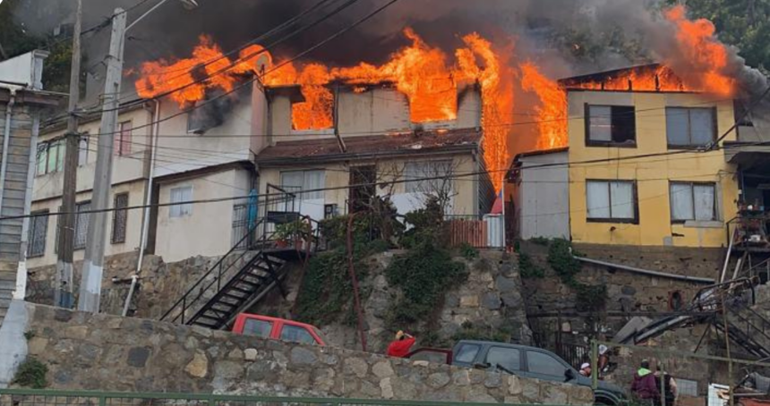Incendio en Cerro San Juan de Dios de Valparaíso: Bomberos luchan por controlar las llamas