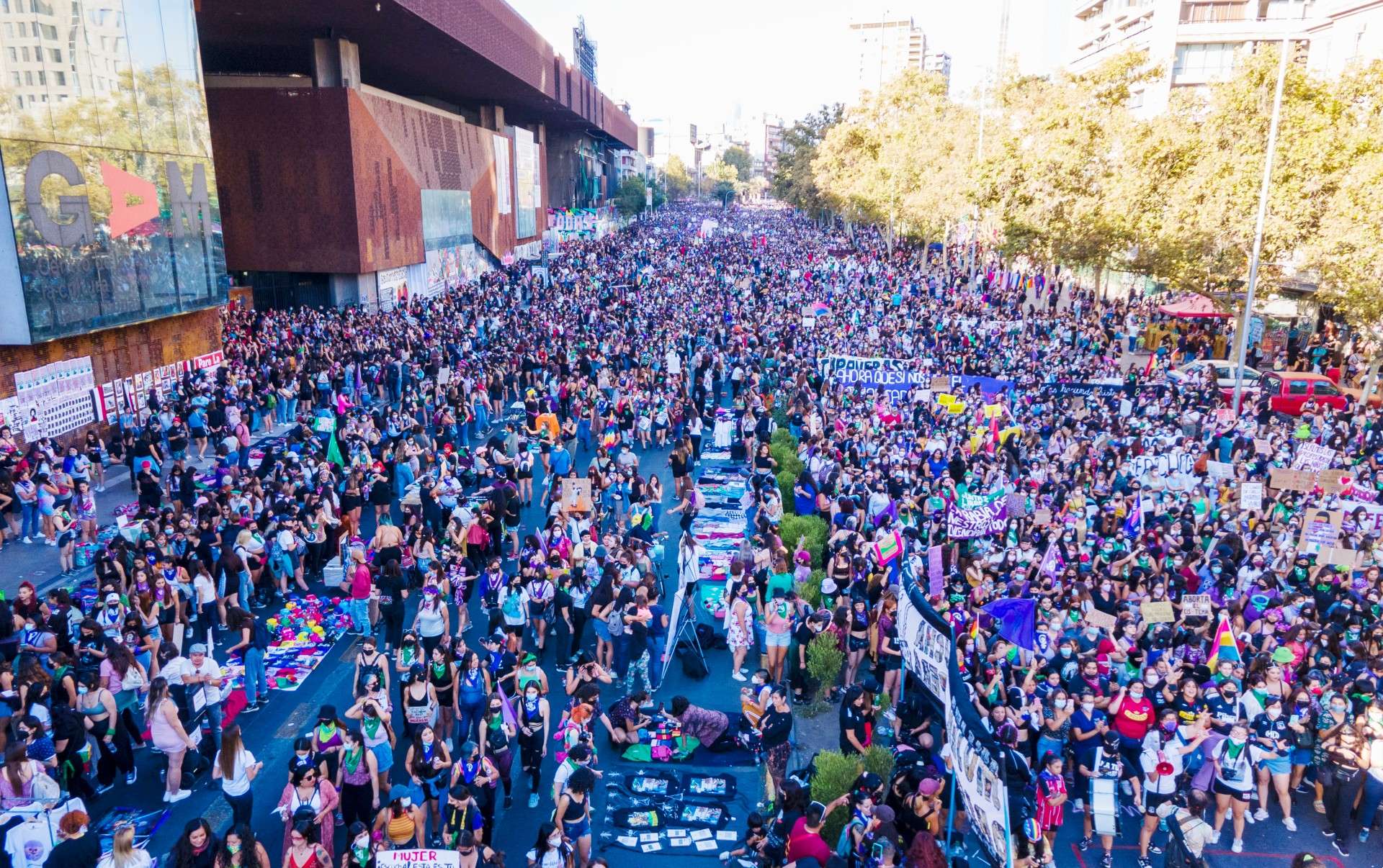 Preparativos y desvíos de tránsito por el Día Internacional de la Mujer en Santiago