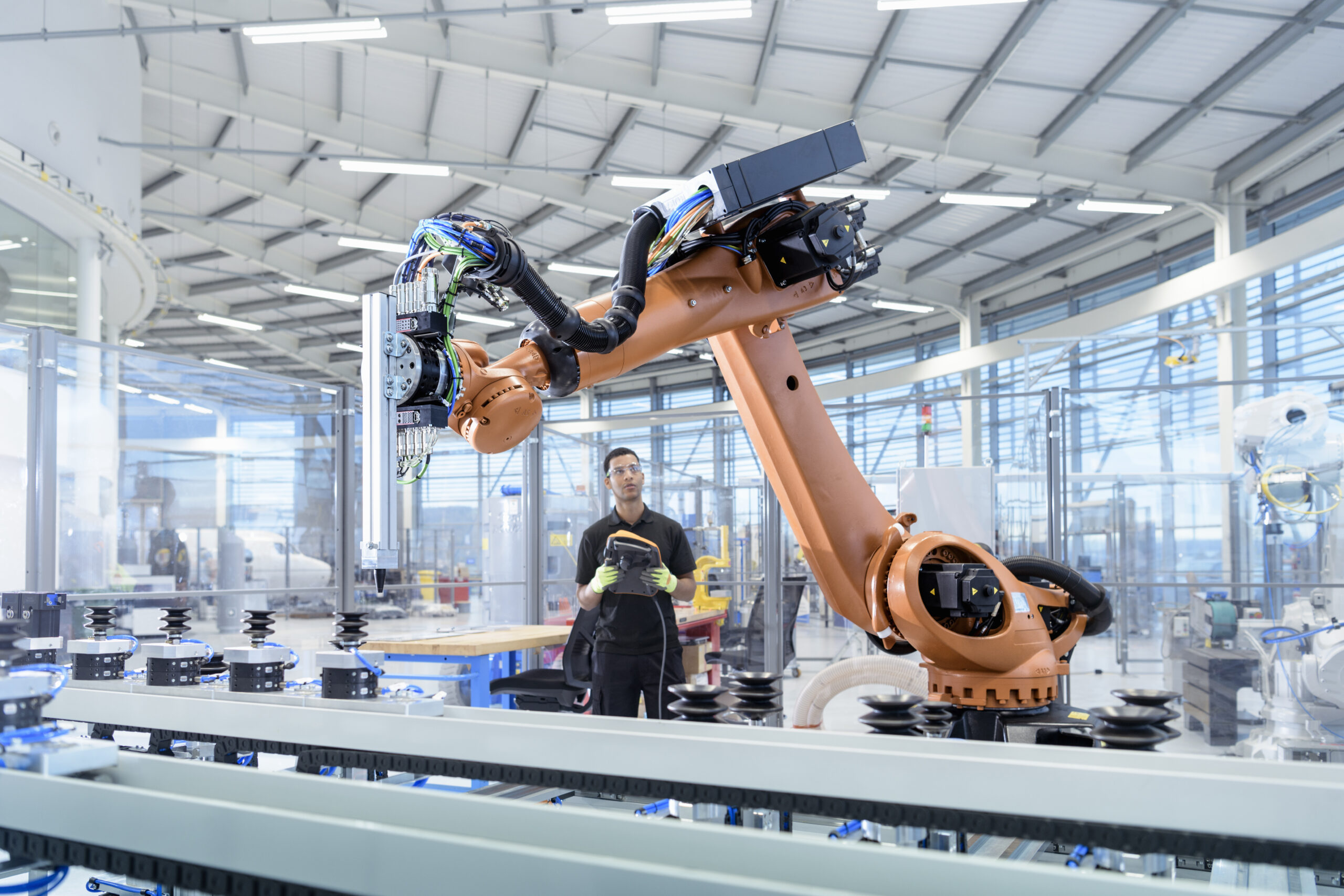 Nuevo estudio revela que la IA generativa es la principal inversión en tecnología para los fabricantes, y que el 94% espera mantener o ampliar su personal