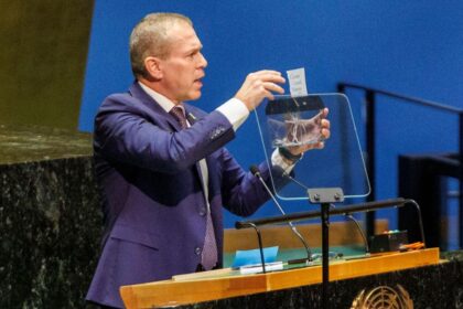 Embajador de Israel tritura Carta de la ONU en Asamblea General