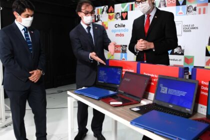Entrega de computadores gratuitos a estudiantes de séptimo básico en Chile