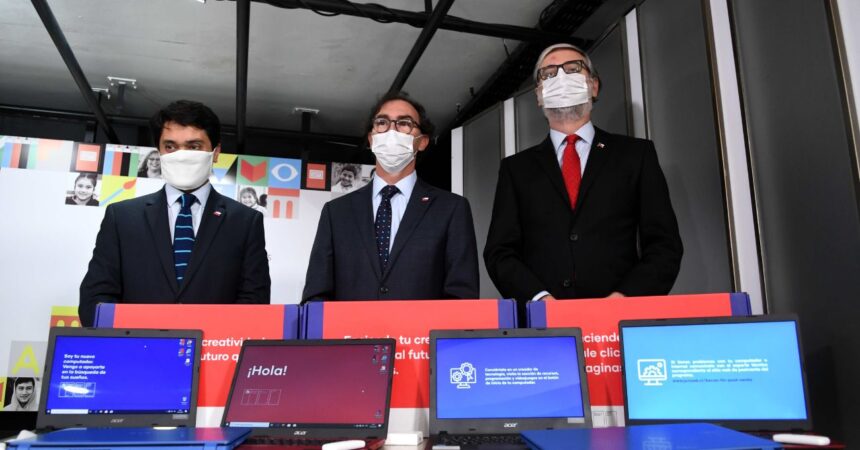 Entrega de la Beca Tecnología de la Información y la Comunicación: Computadores gratuitos para estudiantes