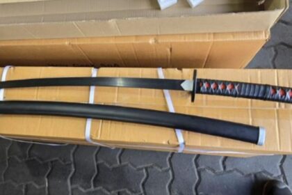 360 katanas incautadas en puerto de San Antonio por falta de autorizaciones