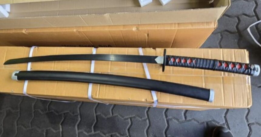 360 katanas incautadas en puerto de San Antonio por falta de autorizaciones
