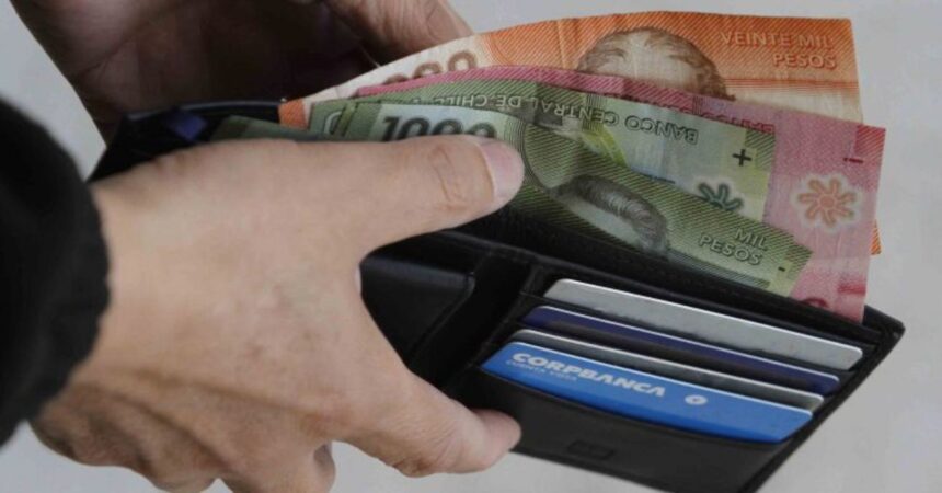 Chile implementa alza del sueldo mínimo y proyecta aumento para 2025