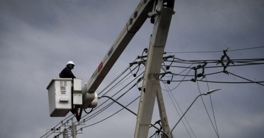 Compensaciones y multas millonarias por masivos cortes de luz