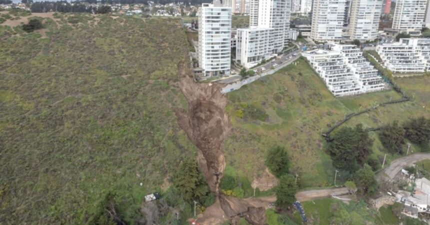 Los residentes del edificio Kandinsky en Reñaca aún no podrán regresar a sus hogares debido a un segundo socavón