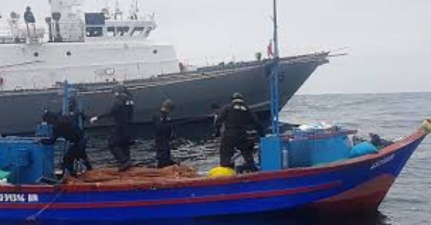 Armada de Chile intercepta barco peruano pescando ilegalmente en aguas chilenas