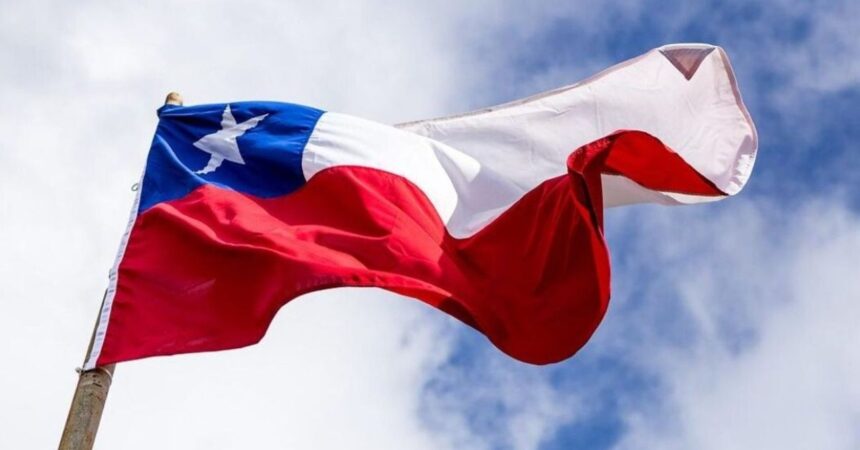 Reglas para colgar la bandera chilena en Fiestas Patrias: ¡evita multas!