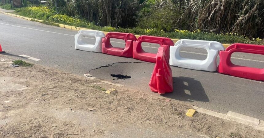 Aparece socavón en la Ruta F-30 de Puchuncaví, Valparaíso