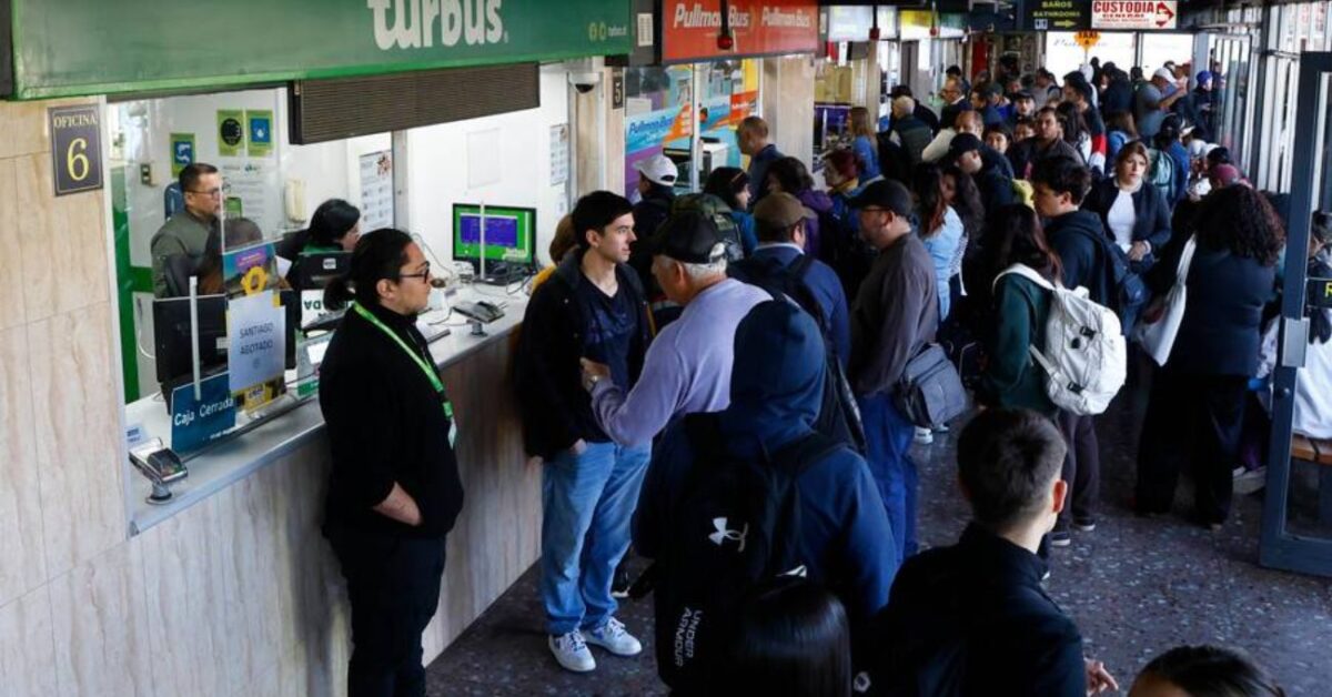 Trabajadores bloquean acopios y dejan sin buses Turbus a terminales de Valparaíso