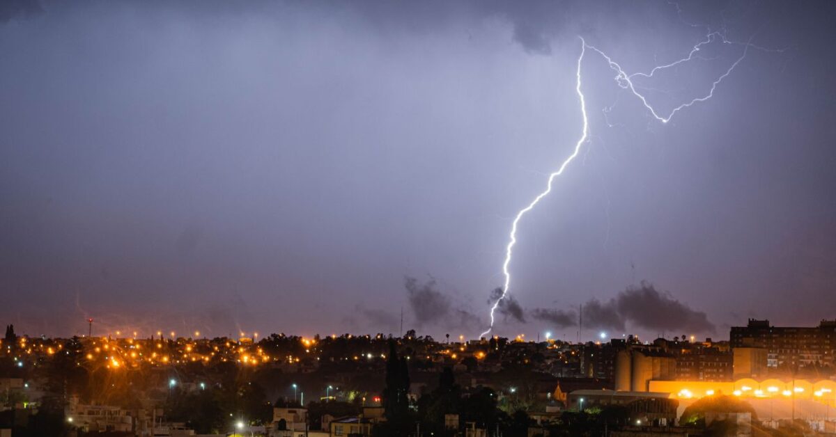 Tormentas eléctricas en seis regiones chilenas: alerta meteorológica ampliada