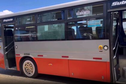 Trabajadora del Hospital de Valdivia en riesgo vital tras ataque en un microbús