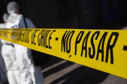 Hombre es baleado y muere en plena vía pública en el centro de Santiago
