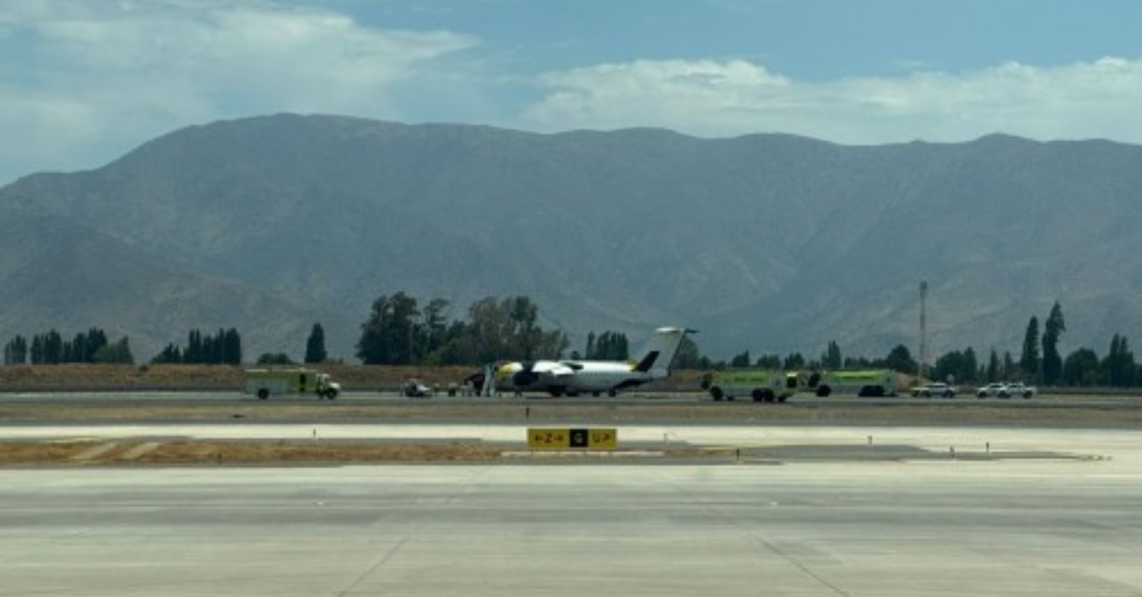 Avión de la aerolínea DAP sufre desperfecto al aterrizar en Santiago