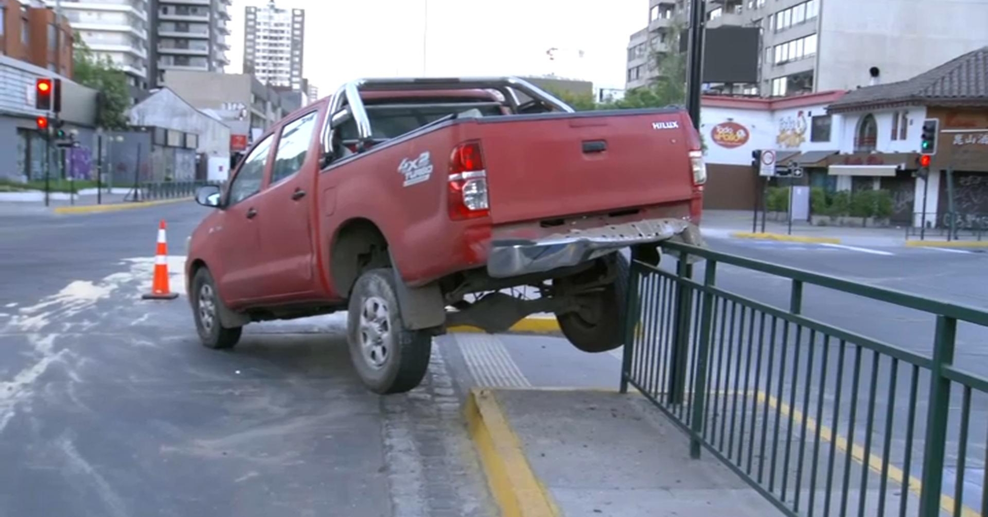 Accidente en Ñuñoa: camioneta queda colgando en una reja tras colisión