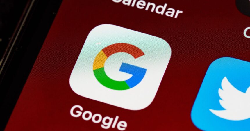 Ciberdelincuentes manipulan Google: evita estafas con estos consejos de ESET