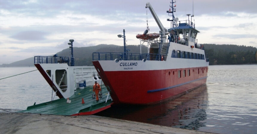 Barcaza Cullamó retoma operación entre Niebla y Corral tras reparaciones