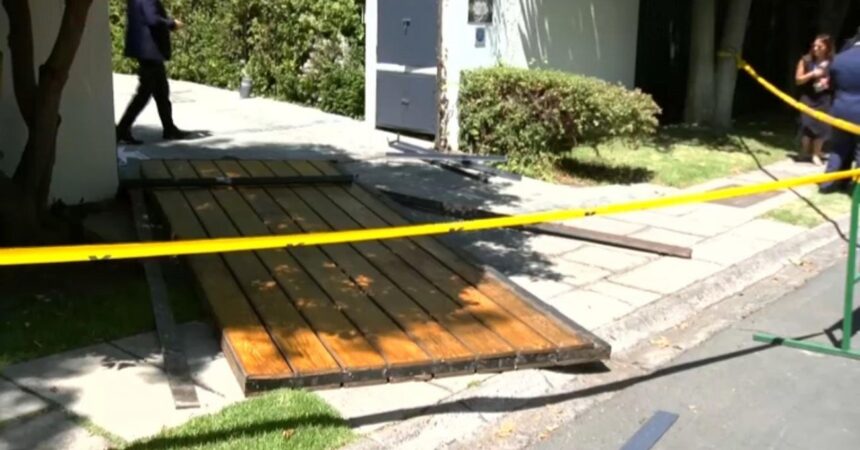 Millonario robo en Vitacura: Delincuentes maniataron a asesora del hogar y derribaron portón para huir