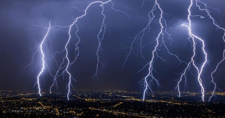 Pronóstico del tiempo: Chubascos, vientos y tormentas eléctricas afectarán a 12 regiones este martes