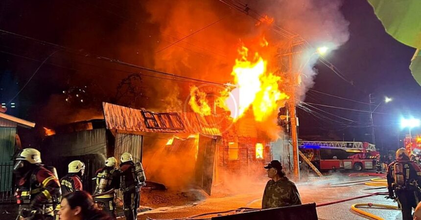 Incendio en Puerto Montt deja dos fallecidos y una menor en estado grave