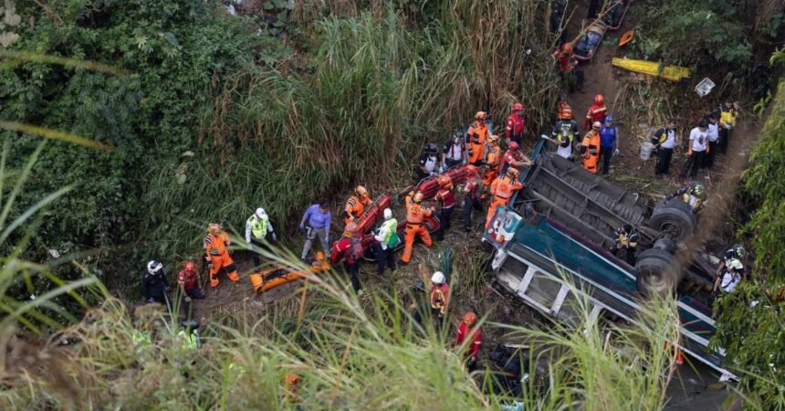 Tragedia en Guatemala: al menos 31 muertos tras caída de autobús a un barranco