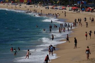 Niño es rescatado tras quedar atrapado en la arena en playa de Cartagena