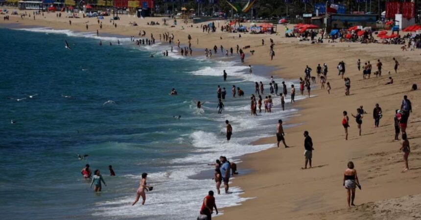 Niño es rescatado tras quedar atrapado en la arena en playa de Cartagena
