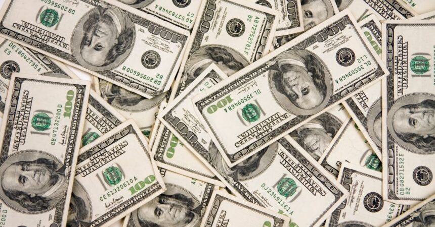 El dólar inicia la semana con pérdidas en Chile y cierra en $961,90