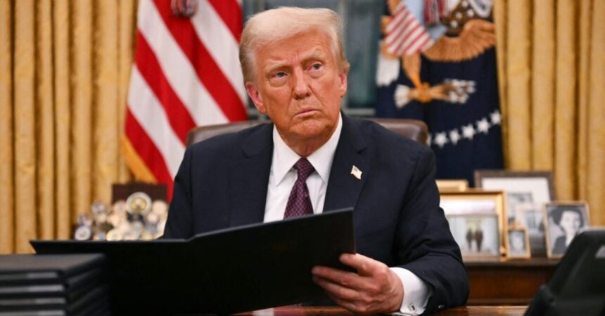 Donald Trump ordena volver a las bombillas de plástico y elimina medida ambiental de Biden