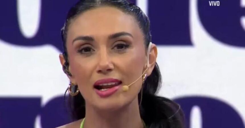 Pamela Díaz sufre parálisis facial en vivo y es trasladada a urgencias