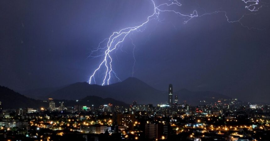 Lluvias y tormentas eléctricas este martes: Regiones afectadas y pronóstico detallado