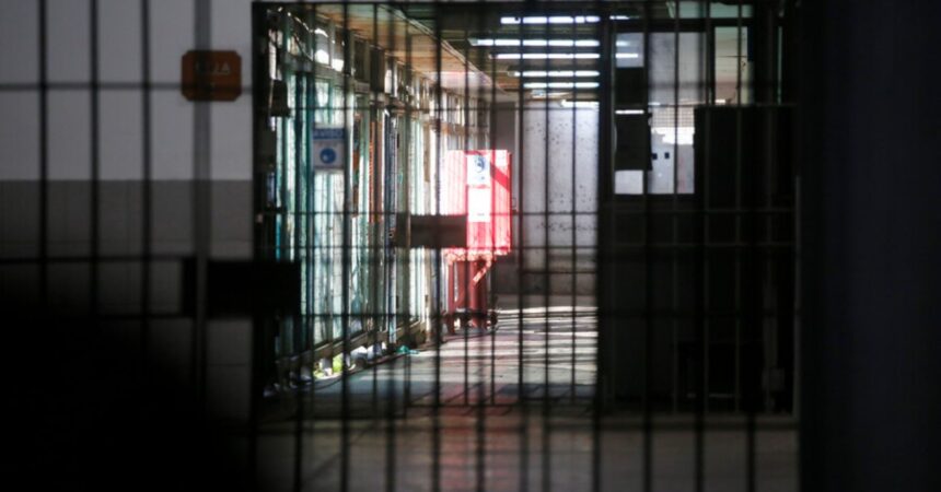 Dos reos mueren intoxicados en cárcel de Alto Hospicio: Investigan ingesta de licor artesanal