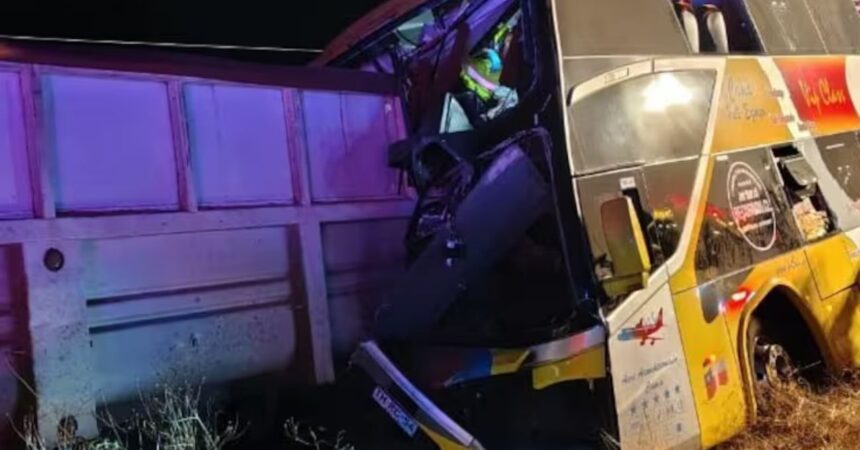 Colisión en Ruta 5 Sur deja al menos un fallecido y más de 20 heridos