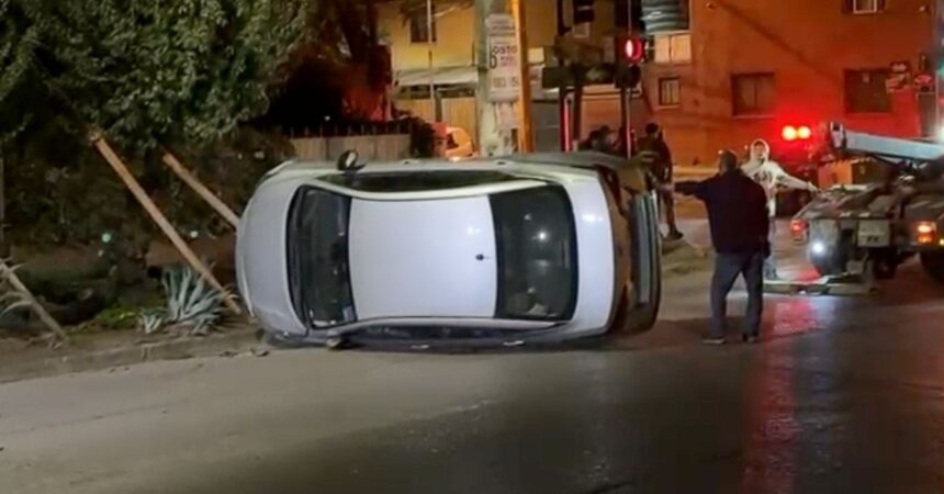 Vehículo de Carabineros volcó tras persecución policial en Conchalí: Delincuentes se dieron a la fuga