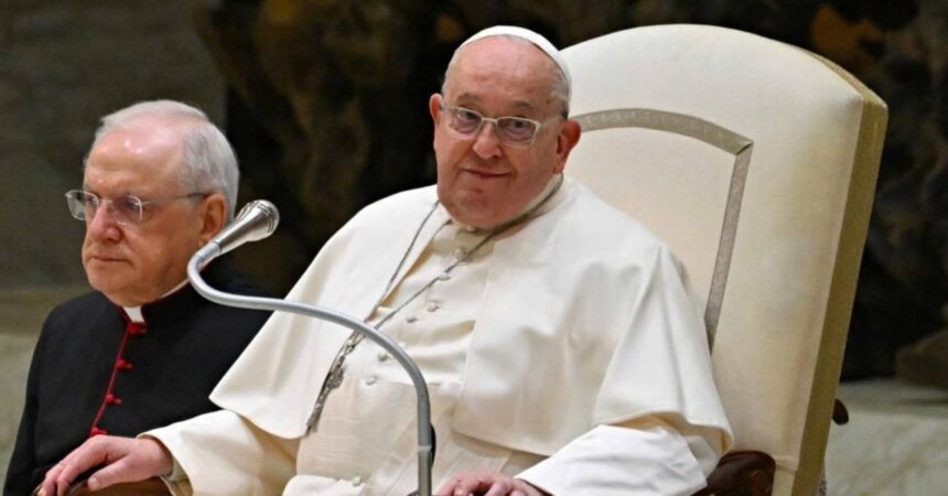 Papa Francisco muestra una leve mejoría tras ser hospitalizado por neumonía