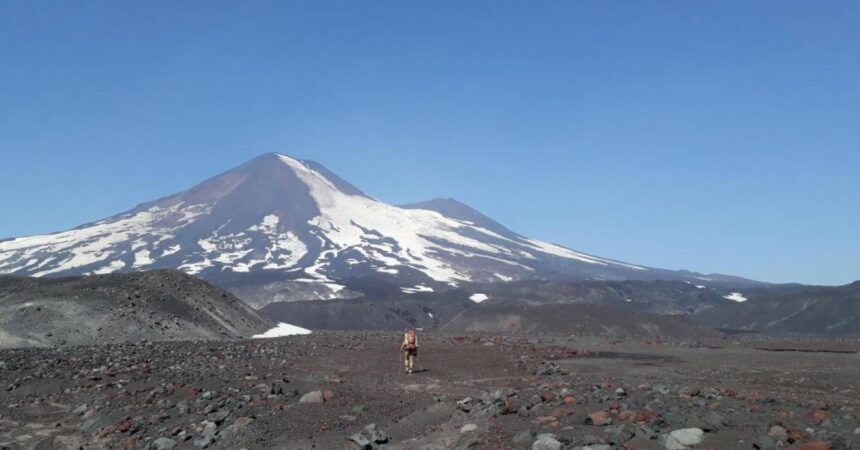 Rescatan a hombre desaparecido en el volcán Llaima: cayó por un risco y caminó un día por un río
