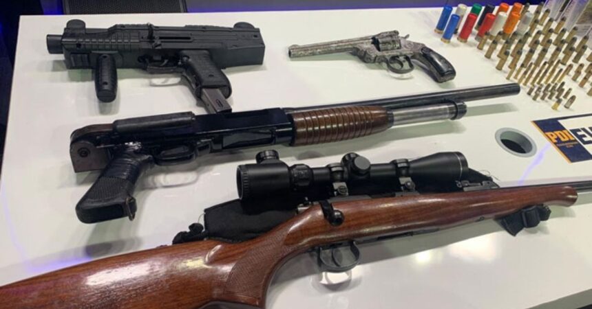 Detienen a dos sujetos por tráfico de drogas en Peñaflor y Padre Hurtado: tenían una subametralladora UZI