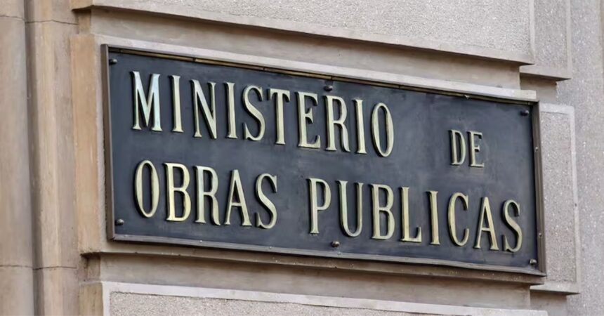 Dirección General de Aguas busca trabajadores: sueldos desde $2.300.000 y postulación online
