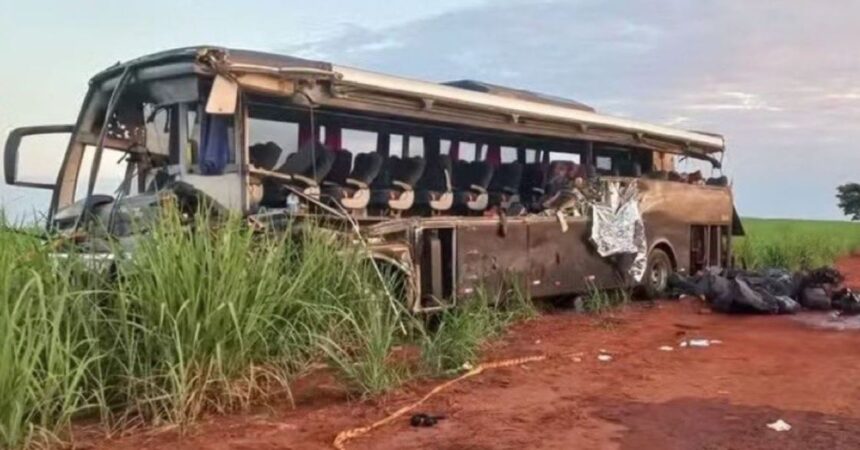 Tragedia en Brasil: 12 estudiantes mueren y 21 personas resultan heridas en accidente de bus