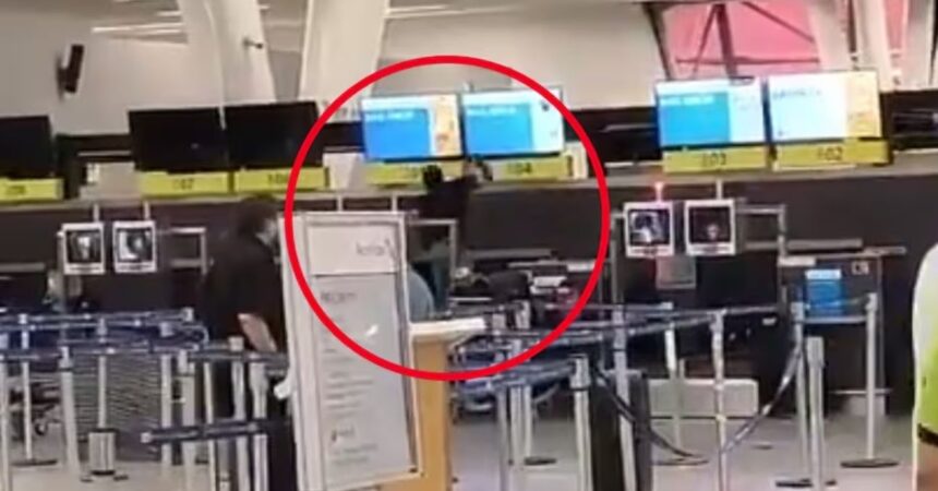 Ataque en el Aeropuerto de Santiago: Hombre con martillo destruye pantallas y termina detenido