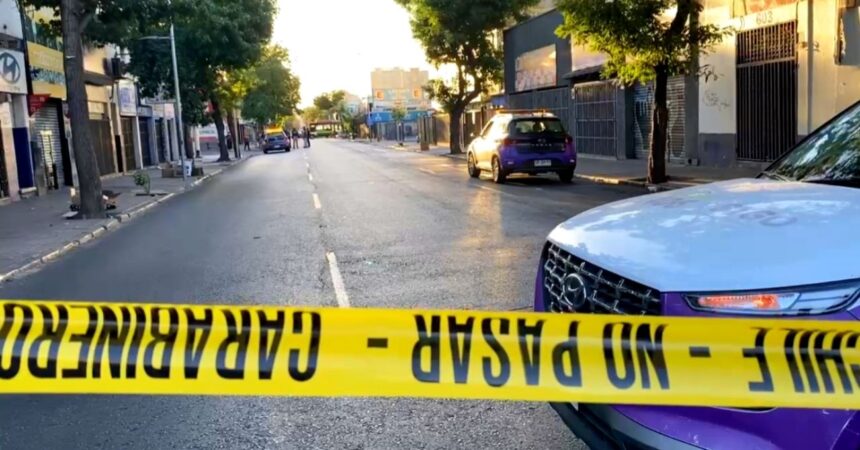 Encuentran cuerpo de un hombre apuñalado en el centro de Santiago