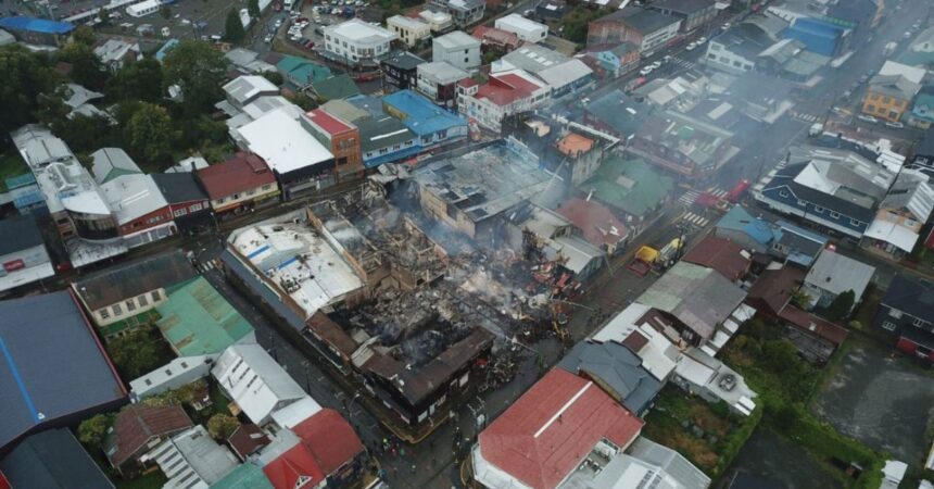 Ancud en emergencia: Megaincendio deja 300 damnificados y arrasa con 60 locales comerciales