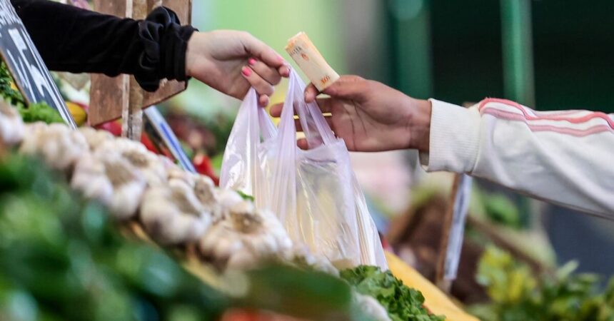 ¿Por qué la histórica baja de inflación en Argentina no se siente aún en los bolsillos de los argentinos?