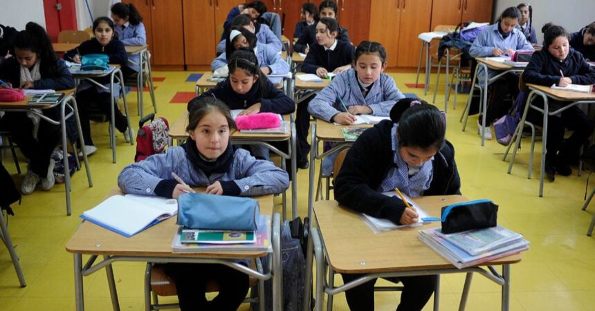 ¿Cuándo retornan los escolares a clases en marzo de 2025?