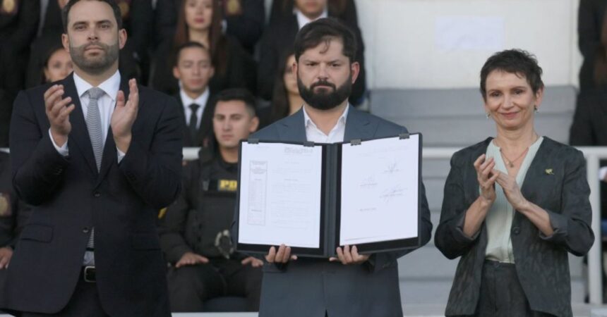 Presidente Boric promulga ley que moderniza el escalafón de agentes policiales de la PDI