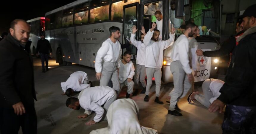 Hamás entrega los cuerpos de cuatro rehenes mientras Israel libera a más de 600 palestinos