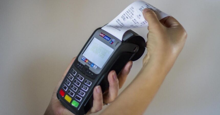 SII obliga a comercios a imprimir boletas: Transbank presenta recurso para frenar la medida