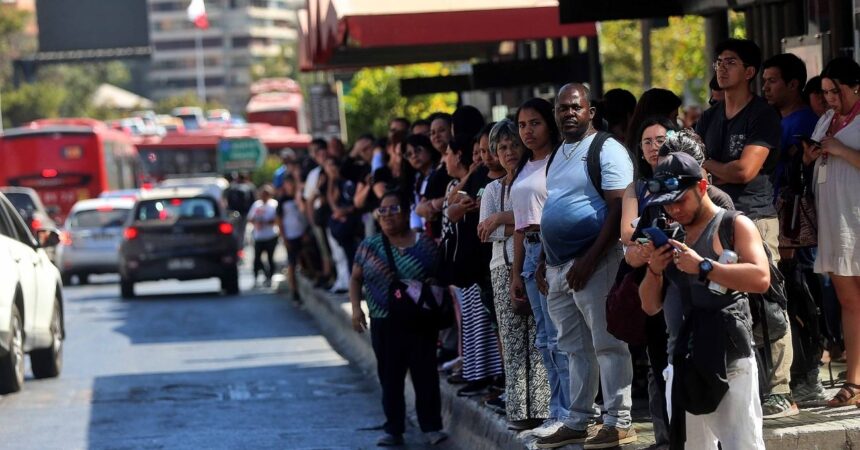 Impacto económico del apagón en Chile: Expertos analizan las consecuencias en el Imacec y la industria