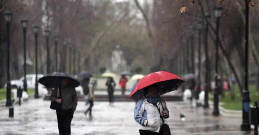 Lluvia y tormenta eléctrica sorprenden a la Región Metropolitana